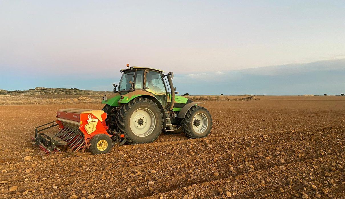 El encarecimiento del gasóleo golpea al campo segoviano en el arranque de la sementera