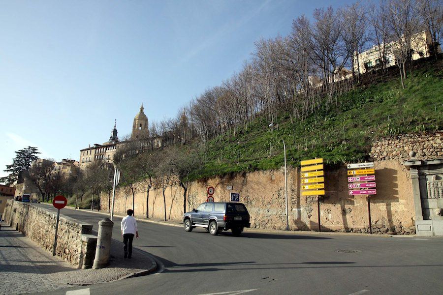 IU exige al PP que cierre para siempre la puerta al aparcamiento de Los Tilos en Segovia