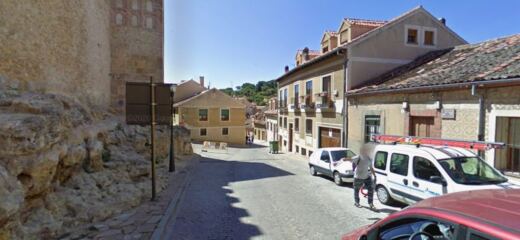 La calle San Valentín de Segovia cierra al tráfico y obliga a los conductores a buscar rutas alternativas