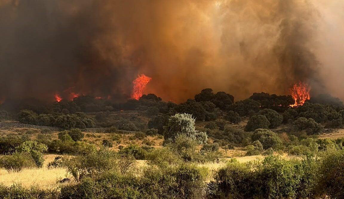 Siete pueblos segovianos en alerta: el avance de los incendios obliga a nuevas evacuaciones en la provincia