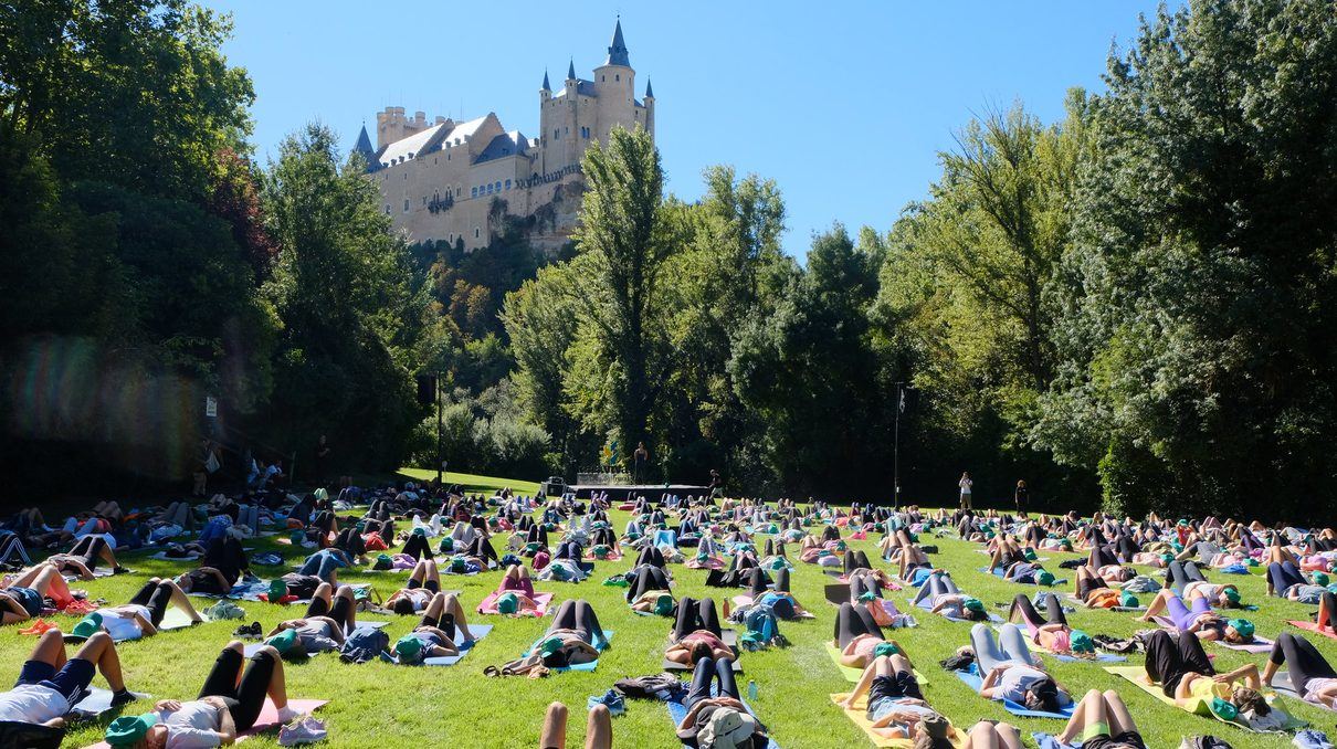 Segovia convierte los pies del Alcázar en un mar de esterillas con más de 500 participantes