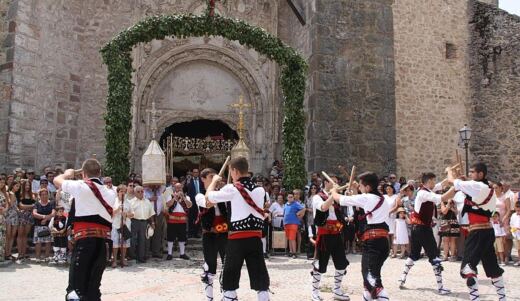 La Rondalla de Fuentepelayo llena de música y emoción las fiestas patronales de la provincia