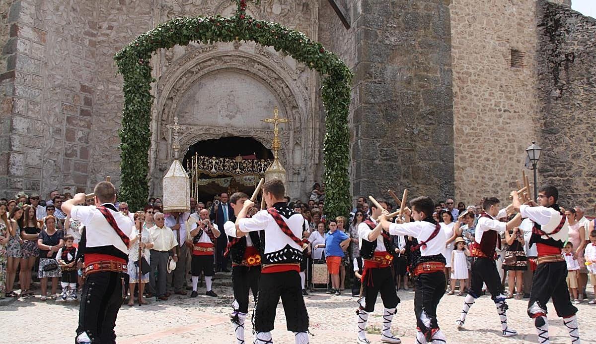 La Rondalla de Fuentepelayo llena de música y emoción las fiestas patronales de la provincia