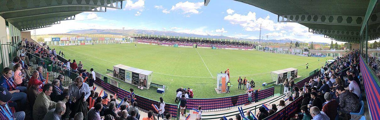 La Segoviana estrena casa y camiseta ante uno de los grandes de la categoría