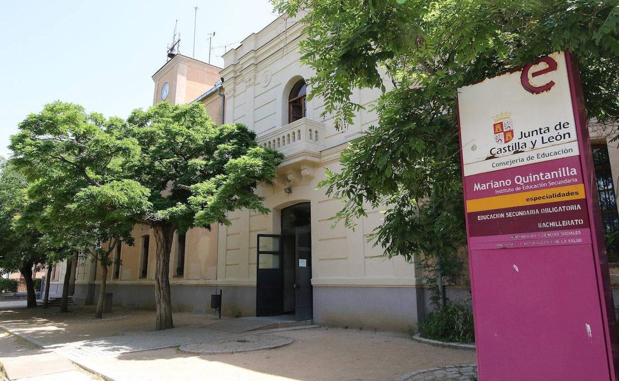 El instituto Mariano Quintanilla recupera seis medallones históricos tras más de seis décadas fuera de sus aulas