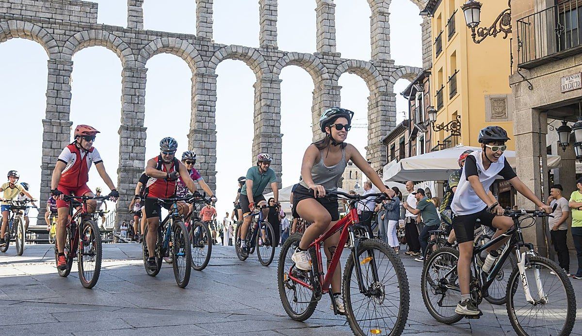 Segovia pedalea contra el alzhéimer: la enfermedad ya llega a personas de sesenta años y el centro de día no da abasto