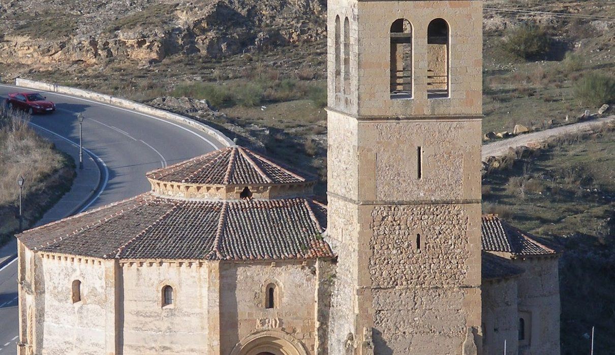 La ermita de Cantimpalos se desborda de vecinos y devoción en torno a la reliquia de la Santa Cruz