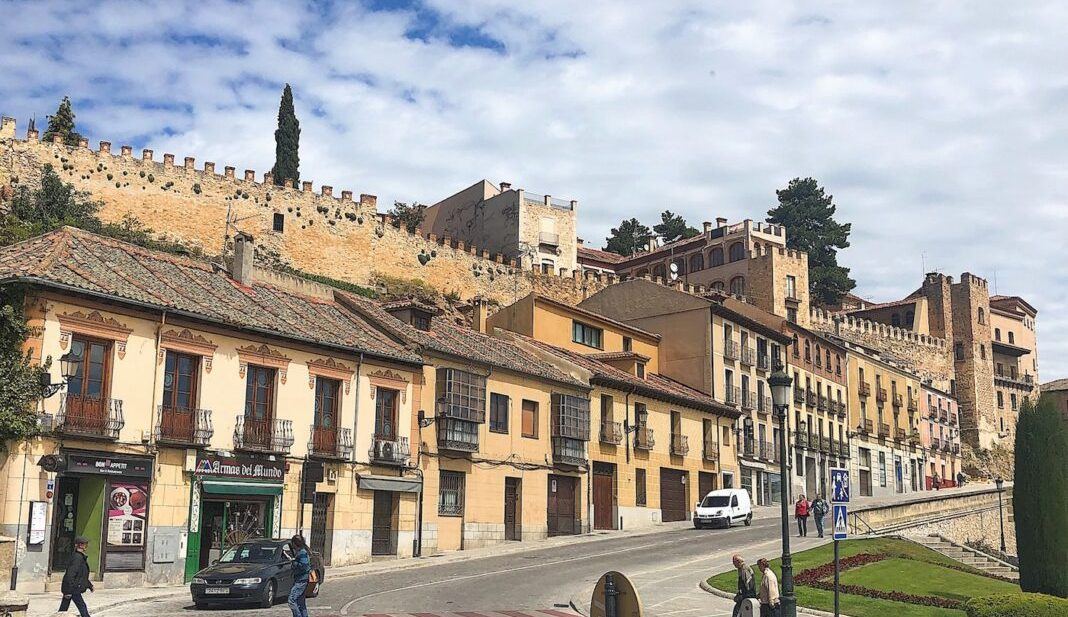 Los propietarios de pisos de estudiantes en Segovia, bajo presión para frenar el ruido y los conflictos vecinales