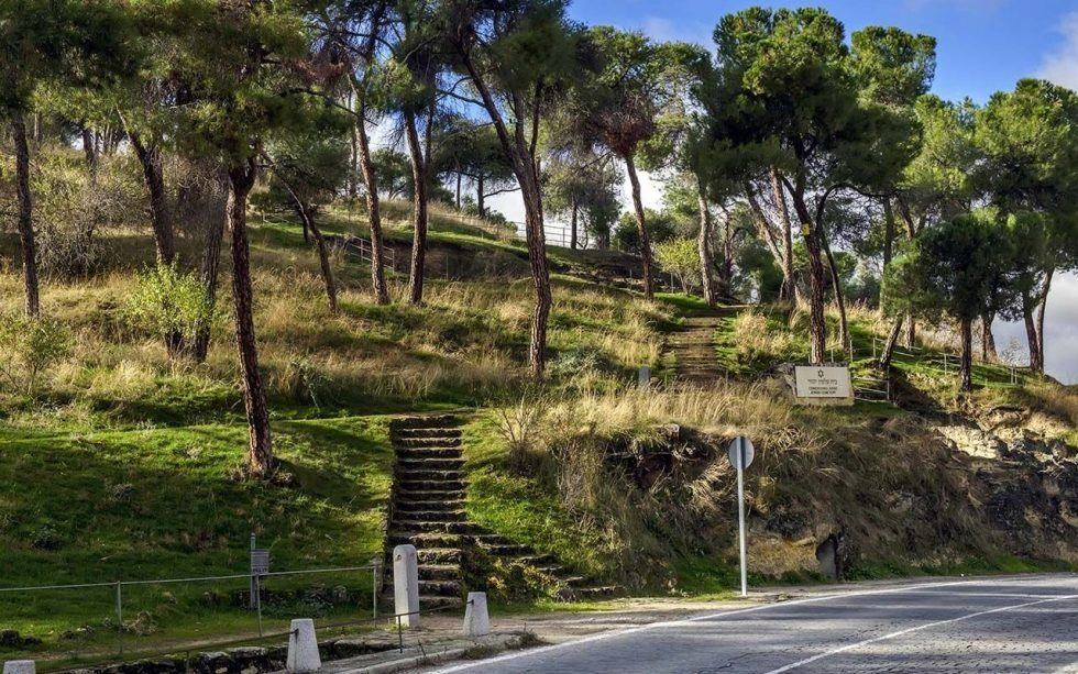 La Cuesta de los Hoyos de Segovia se despide del adoquín tras casi dos kilómetros de obras de mejora