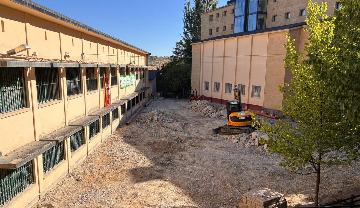 El colegio Aneja abre sus puertas rodeado de andamios y con las familias exigiendo que se garantice la seguridad de sus hijos