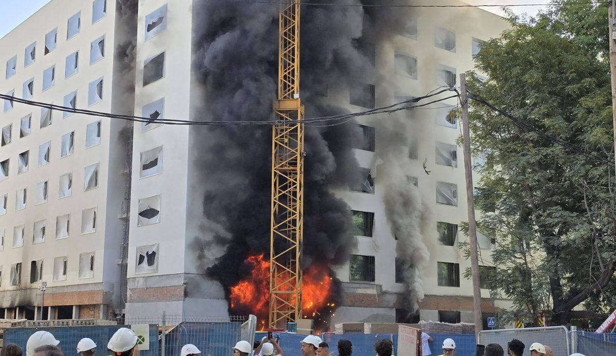 Cinco trabajadores hospitalizados tras el incendio con explosiones en el futuro hotel del complejo Vera Sevilla