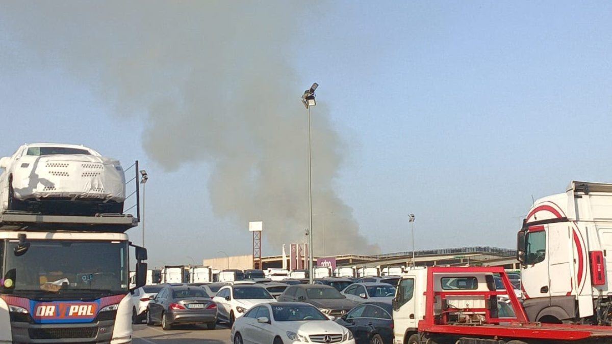 Un bombero herido y seis parques movilizados para sofocar el incendio de una nave de madera en Alcalá de Guadaíra
