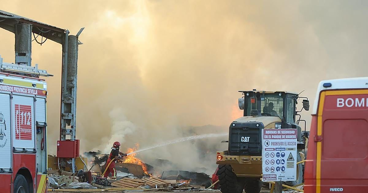 Un incendio de madrugada en Alcalá de Guadaíra moviliza a casi treinta bomberos para evitar una catástrofe industrial