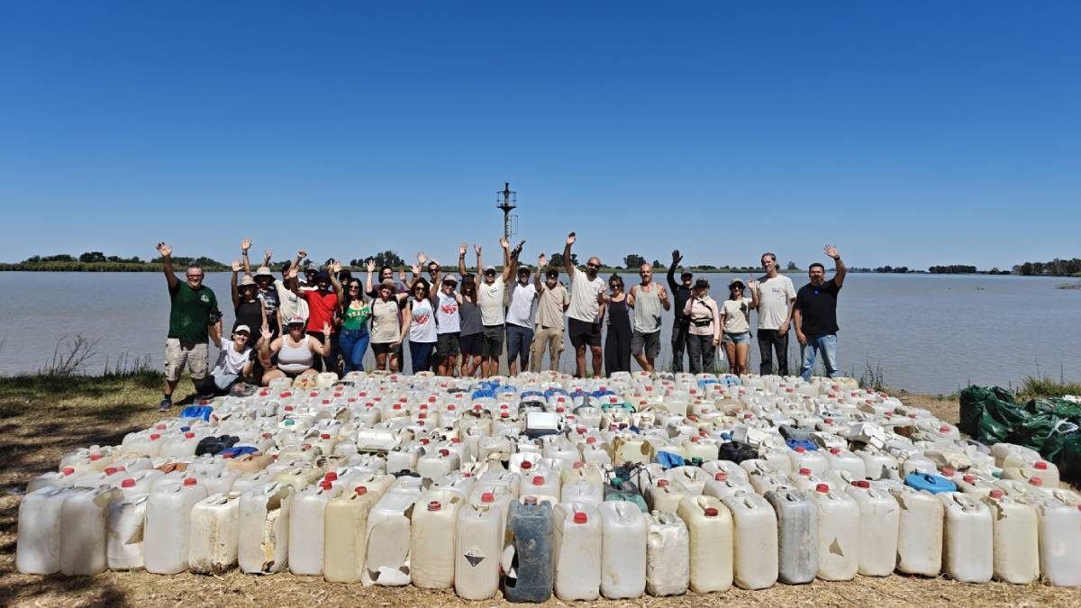 Cuarenta voluntarios limpian el rastro del narcotráfico en el Guadalquivir: 2.000 garrafas y 350 kilos de residuos retirados