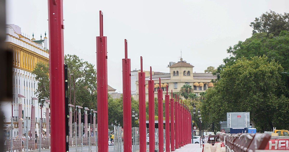 El entoldado del puente de San Telmo llega al verano sin terminar y aplaza su inauguración al otoño
