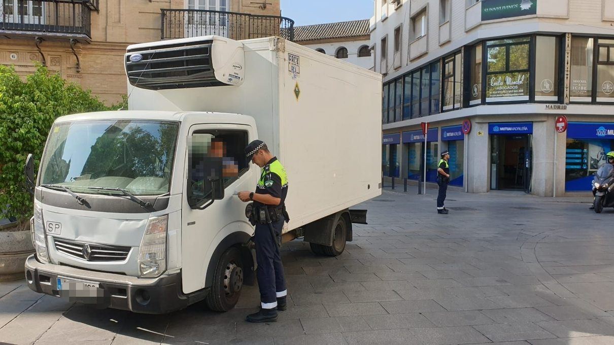 Sevilla despide los camiones de la Plaza Nueva: la carga y descarga se traslada a la calle Madrid