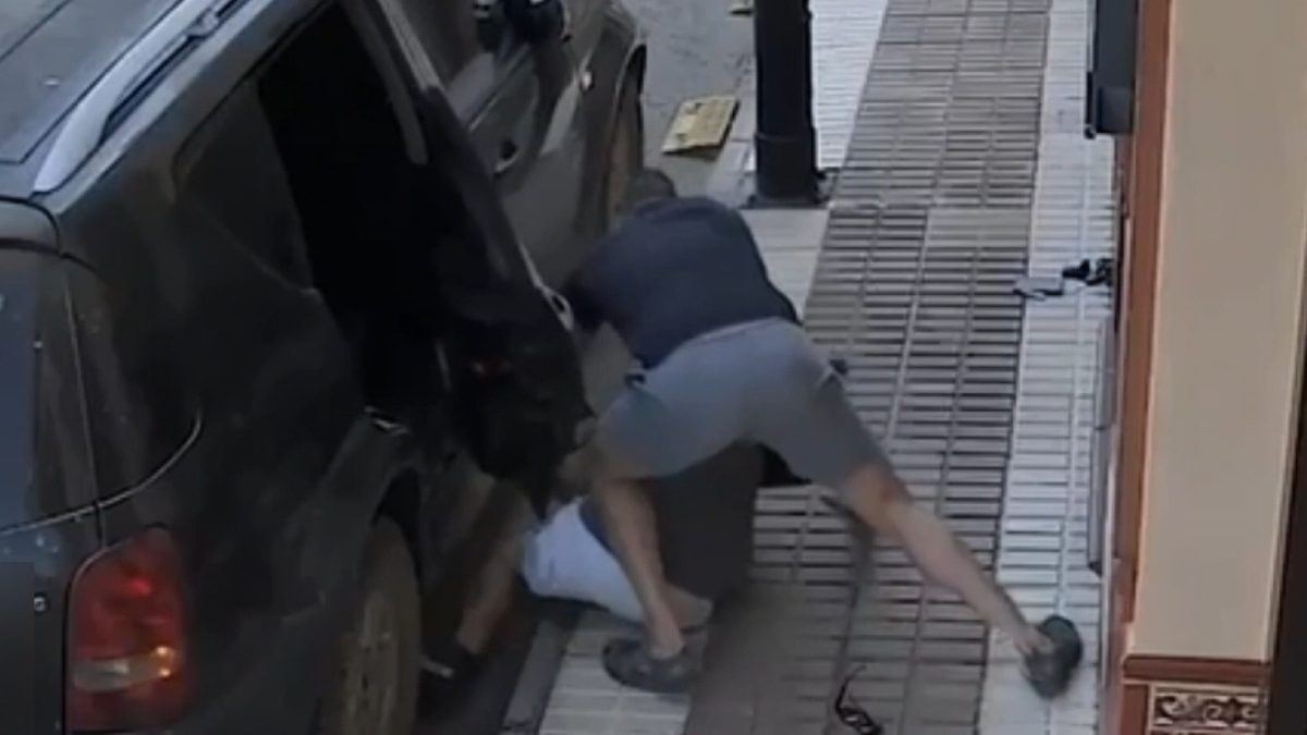 Dos guardias civiles de paisano ponen fin a una noche de robos en Alcalá del Río al pillar in fraganti a un ladrón en el inte