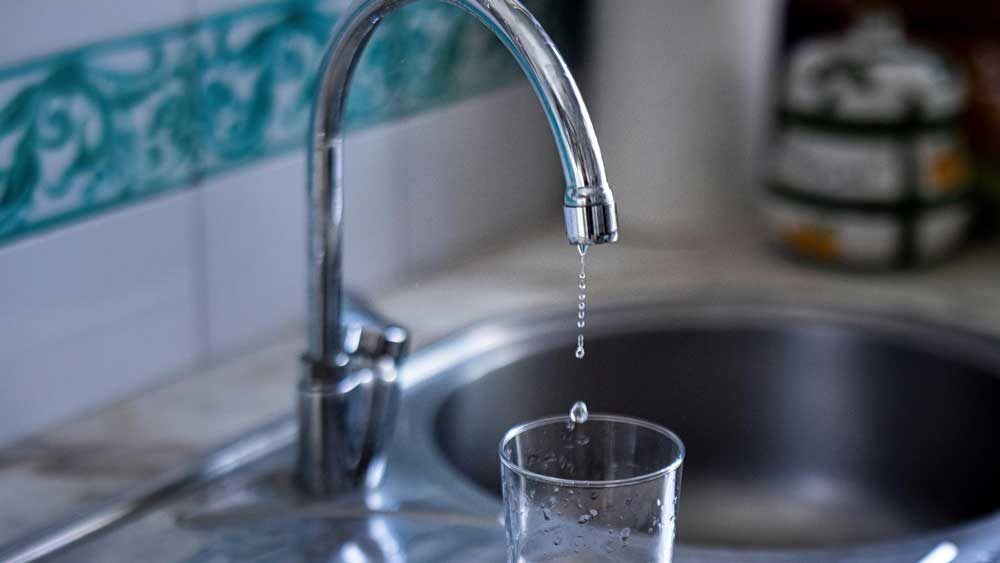 Lora del Río recupera poco a poco el agua tras solucionar la tercera rotura en sus tuberías