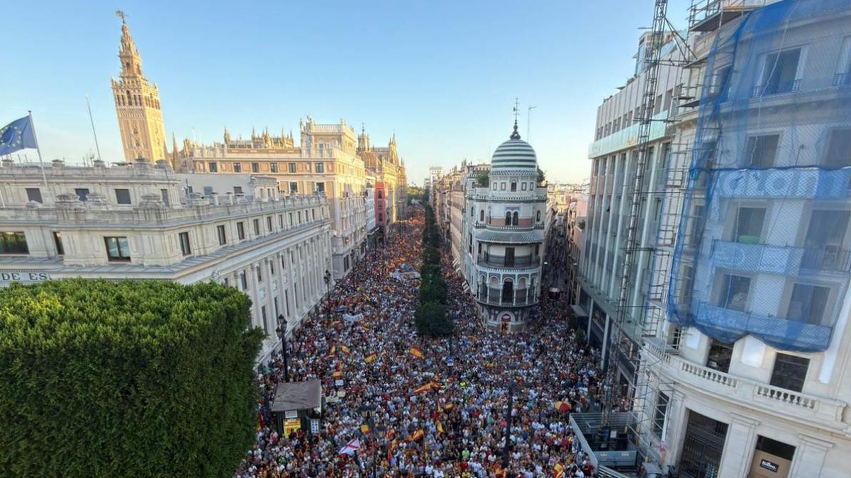 Una marea humana llena el centro de Sevilla para pedir que Ceuta siga siendo española
