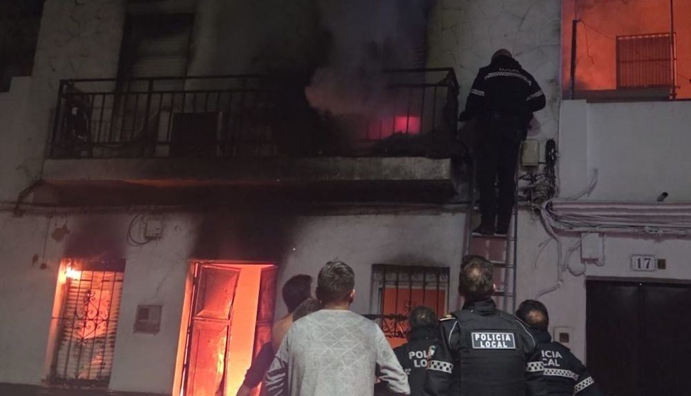 Una joven de 22 años salta por una ventana para escapar de las llamas en Coria del Río
