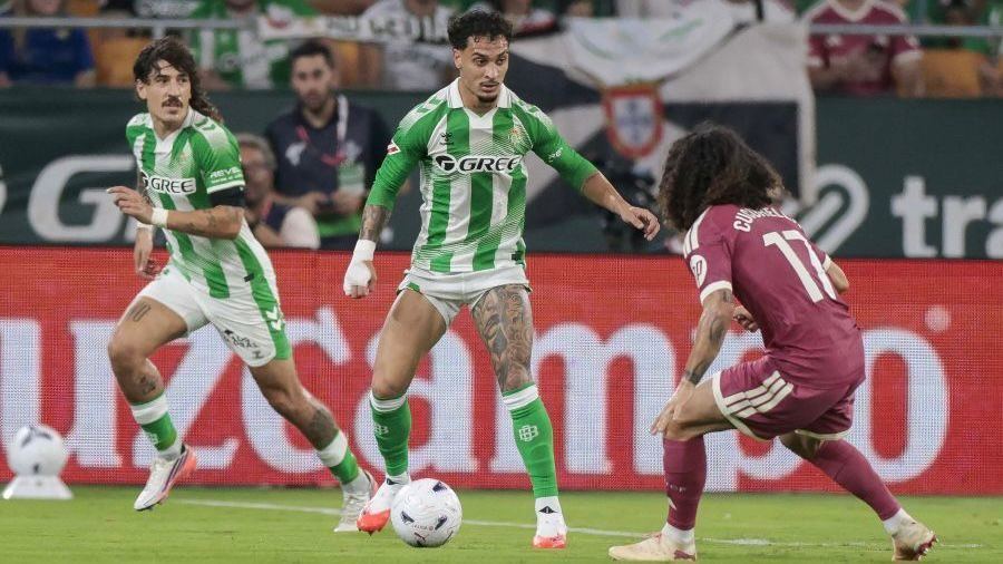 El Betis tumba al líder: Vallés para el penalti de Mbappé y Parrott marca el gol que enloquece al Villamarín