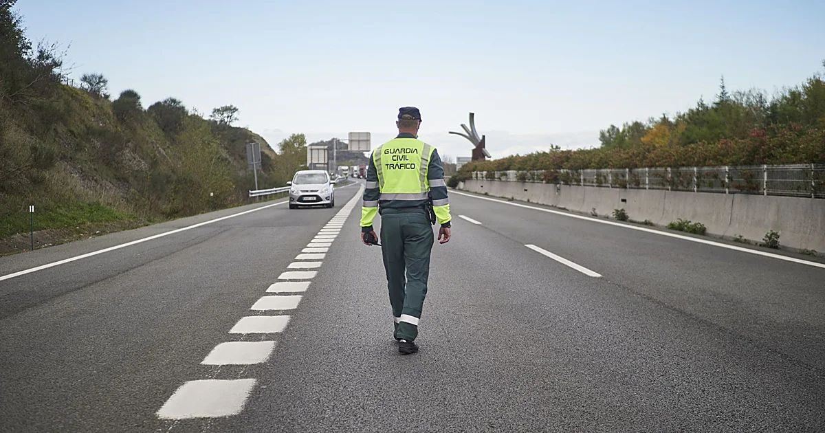 Un choque entre un turismo y un camión obliga a cortar un carril de la A-4 a su paso por Dos Hermanas