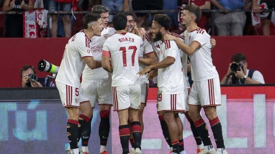 Un cabezazo de Juan Iglesias en el tramo final da tres puntos de oro al Sevilla ante el Valencia