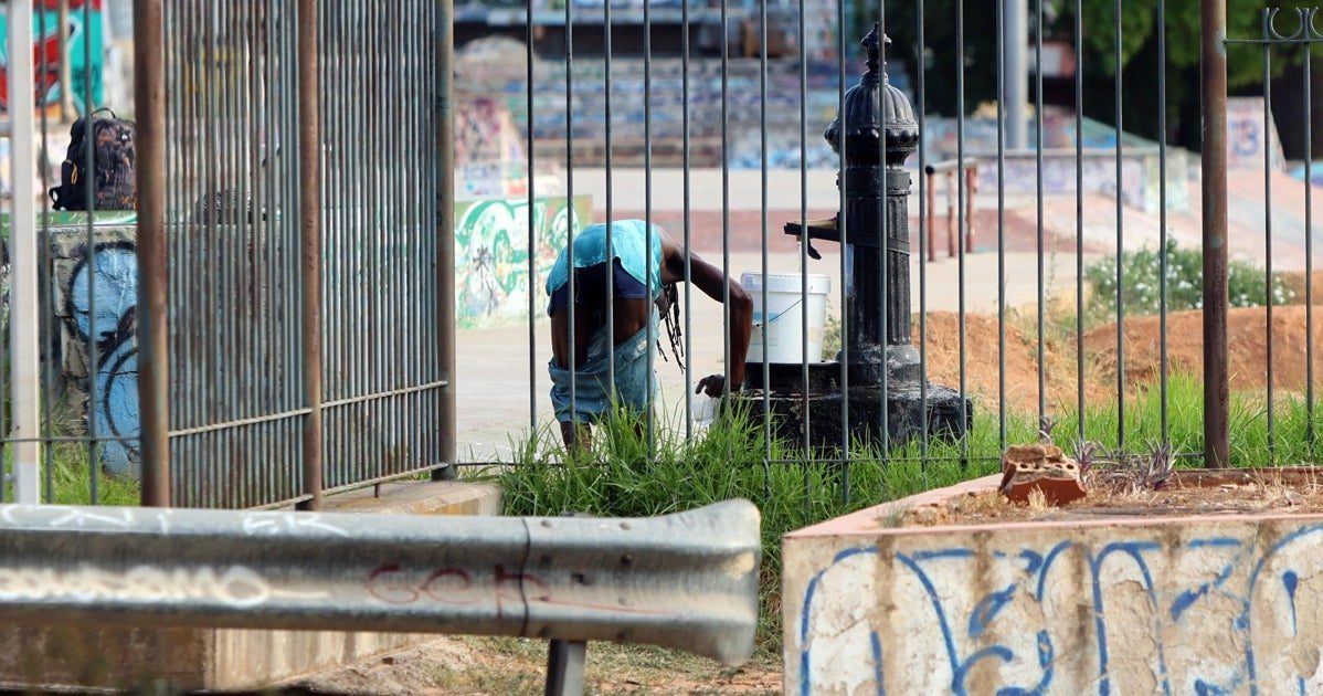 Duchas en fuentes públicas y tiendas de campaña: el sinhogarismo desborda el skatepark de Plaza de Armas en Sevilla