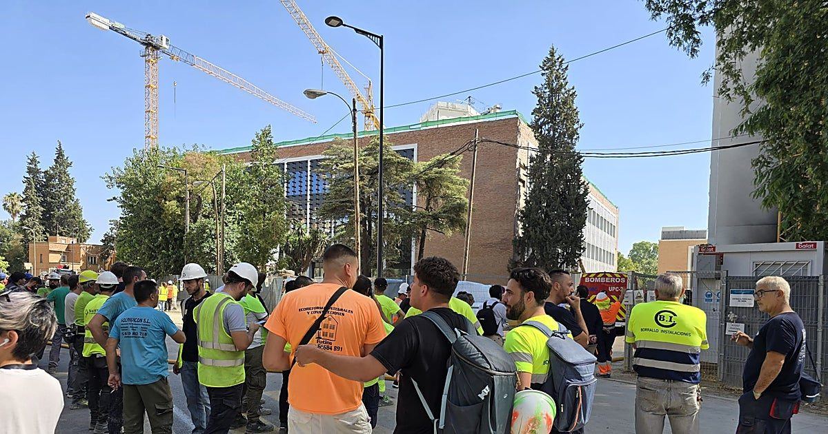 Pánico en Los Remedios: el fuego devora el futuro hotel de Altadis y deja heridos entre los obreros