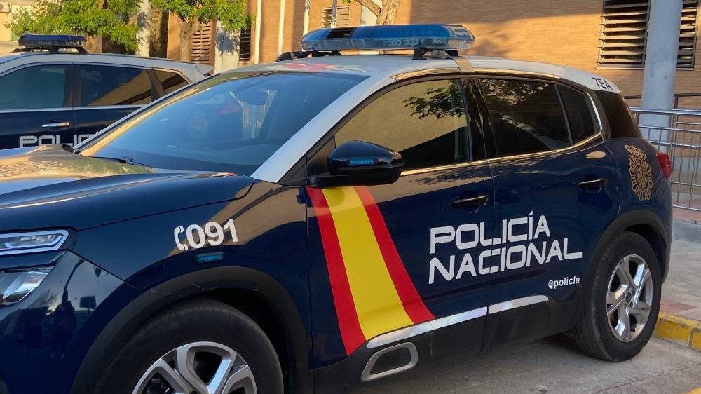 Una niña de tres años abre la puerta a la Policía mientras sus padres bebían en la calle