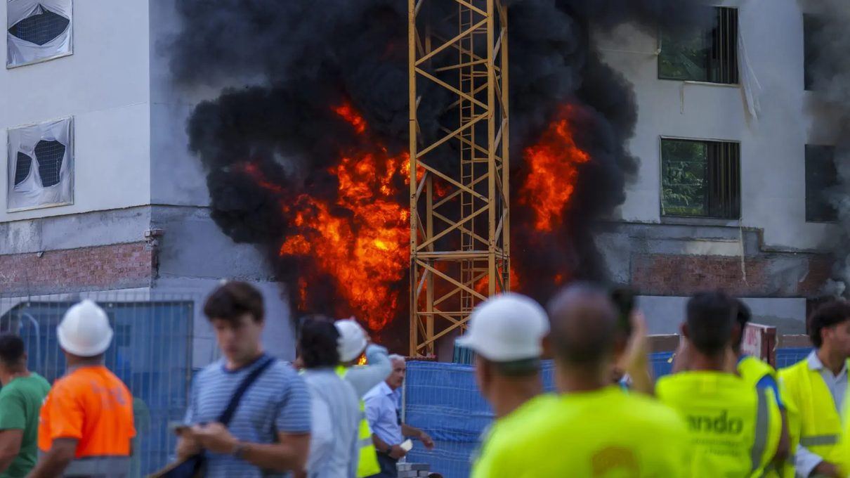Un incendio con explosiones en las obras del futuro hotel de lujo de Altadis deja cinco heridos y retrasa su apertura hasta 2
