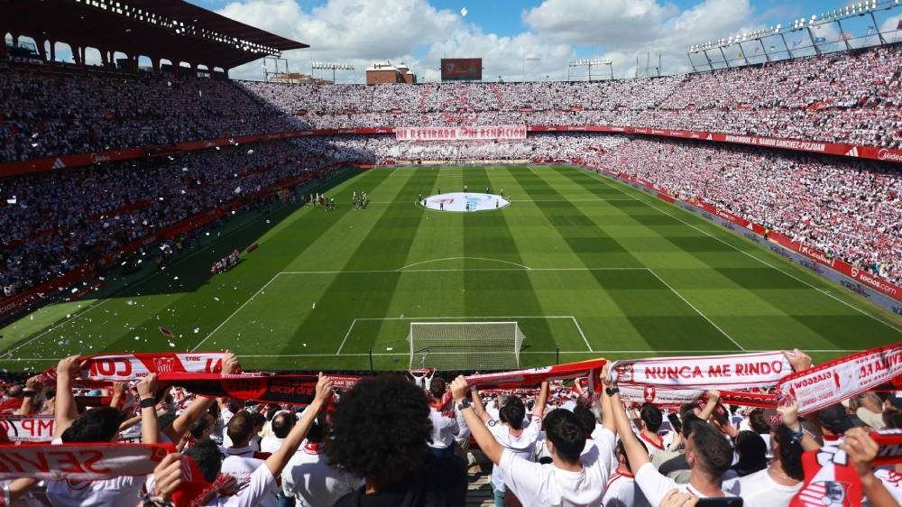 Un aficionado del Sevilla se sienta en el banquillo por insultos racistas a Vinícius durante un partido en el Pizjuán