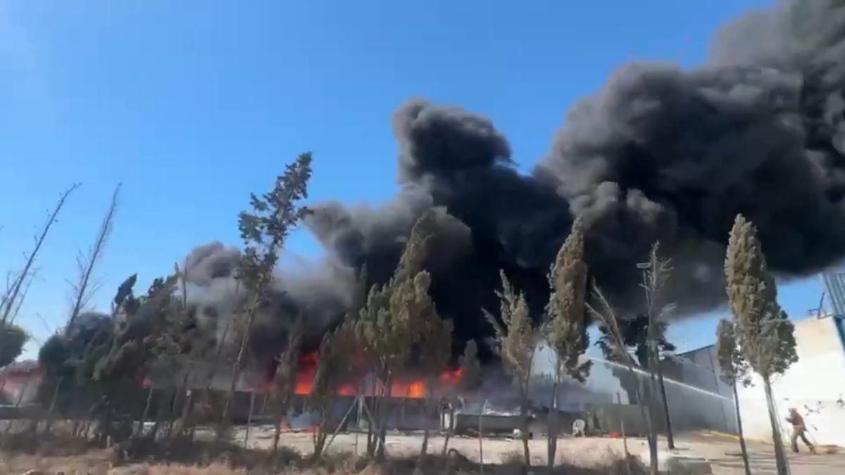 Explosiones y llamas en el punto limpio de Isla Mayor obligan a movilizar bomberos de toda la provincia