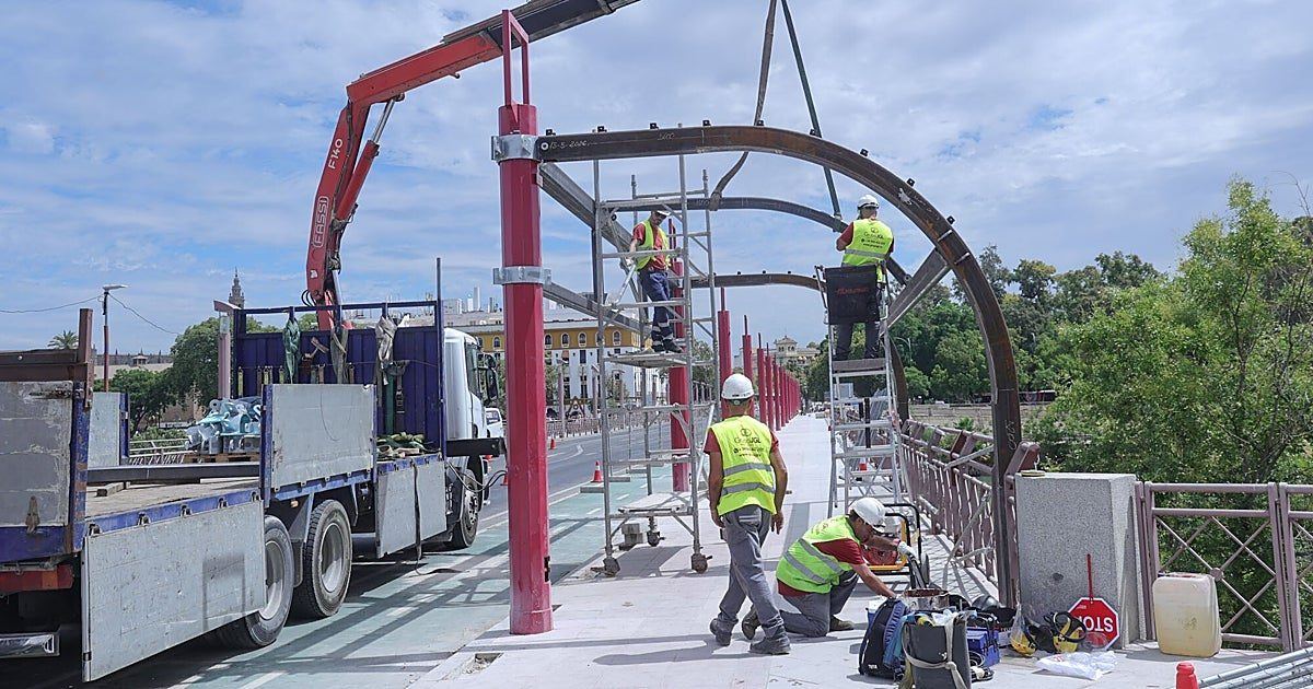 El puente de San Telmo estrenará sus toldos en octubre, con el verano ya pasado y la lluvia llamando a la puerta