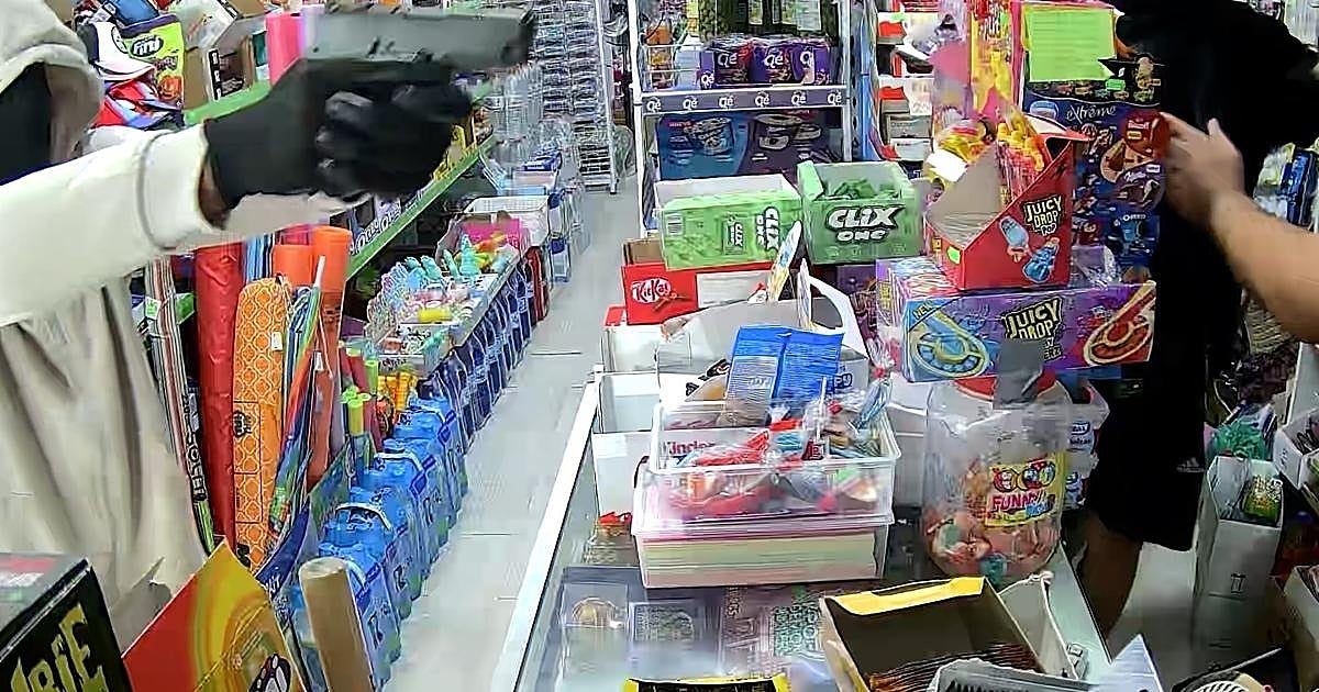 Dos detenidos por apuntar con una pistola al dueño de un bazar en Los Palacios mientras un tercero sigue huido