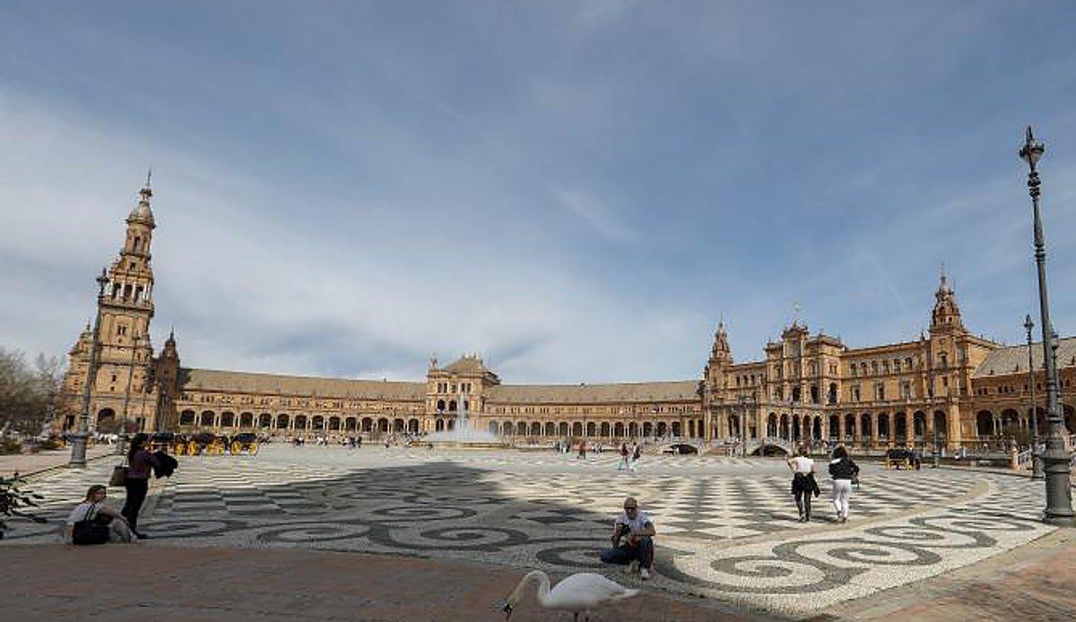 La Plaza de España recupera su imagen trasera tras meses de abandono que avergonzaban al monumento