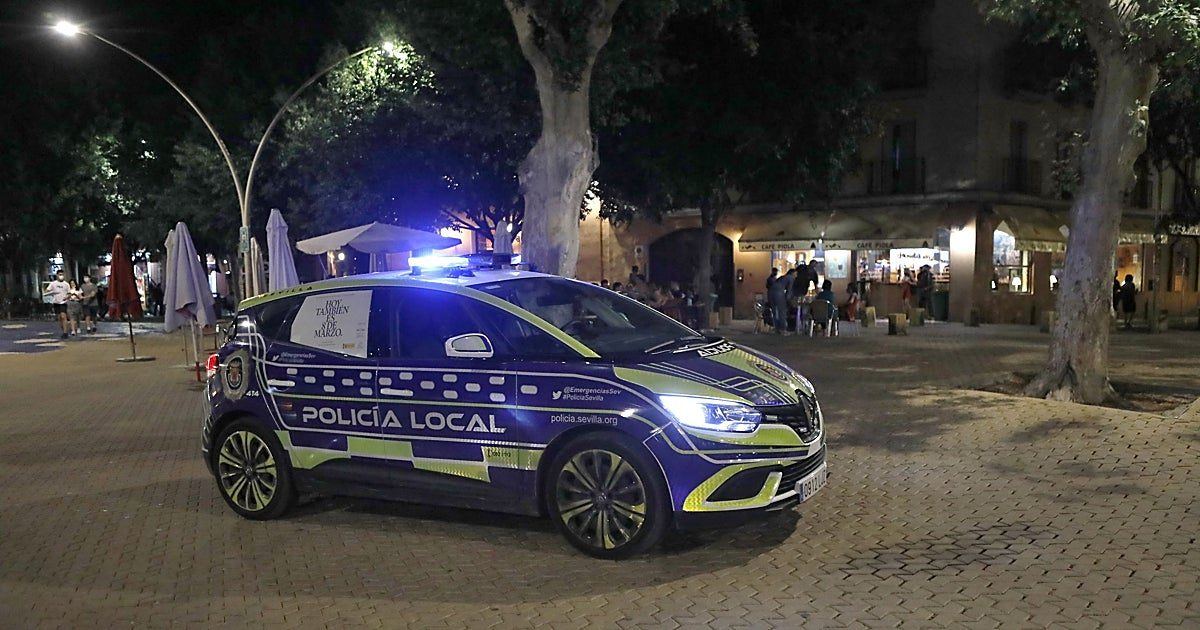 Un contador eléctrico prende fuego en la calle Peris Mencheta y siembra el pánico entre los clientes de la Alameda