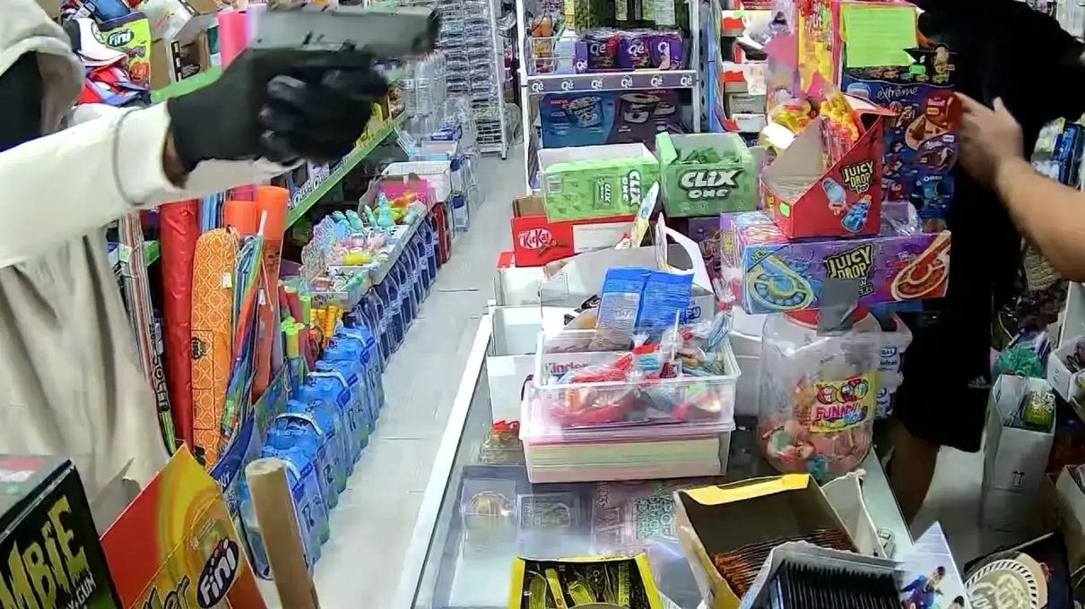 La Guardia Civil detiene a dos hombres por encañonar al dueño de un bazar en Los Palacios en un atraco que dejó dos heridos