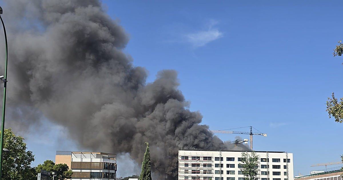 Un incendio con explosiones sacude las obras del futuro hotel de lujo de Vera Sevilla en Los Remedios