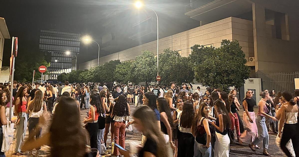 Veinticinco años sin dormir: los vecinos del Puerto de Sevilla claman contra el botellón que nadie frena