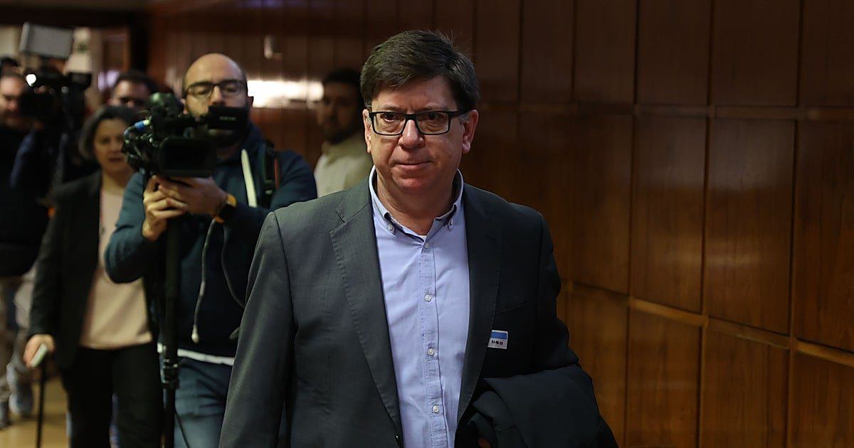 La Audiencia de Sevilla decide si reabre el caso del asesor de Sánchez contratado a dedo en Dos Hermanas durante una década