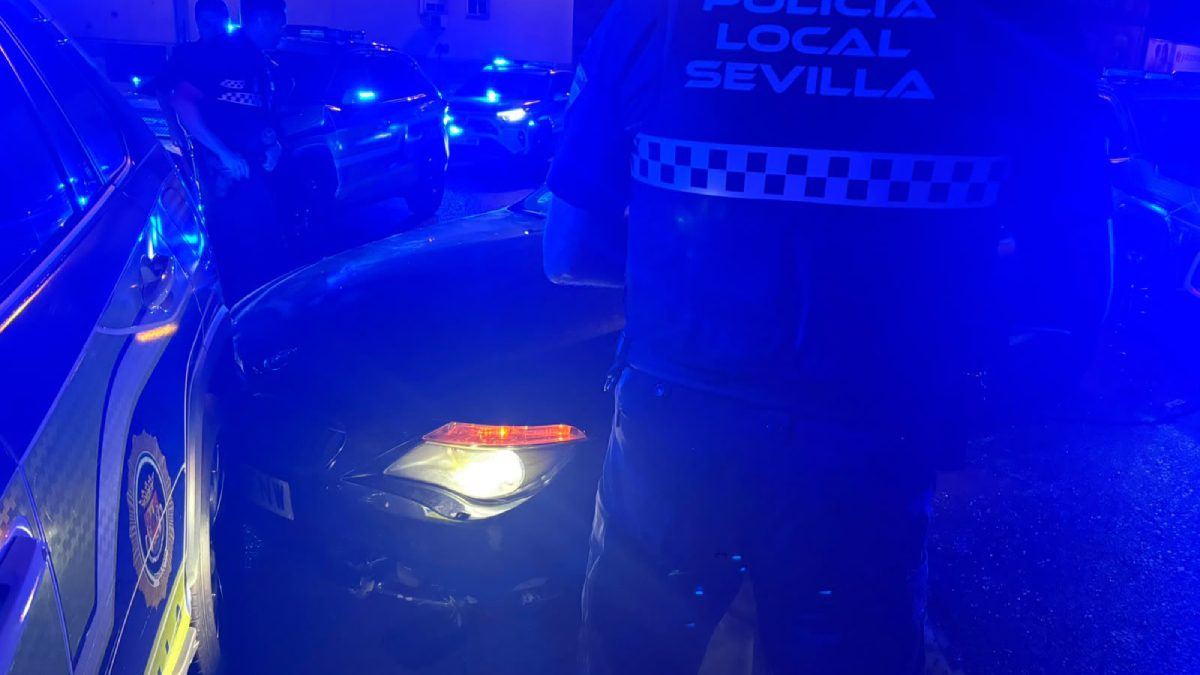 Una fuga de 20 minutos por Sevilla acaba con tres arrestados y seis policías heridos tras una cadena de choques con coches pa