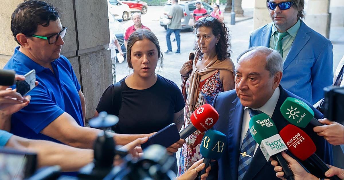 La madre de la bebé quemada en Sevilla busca nuevo abogado para sostener que el exnovio actuó a propósito