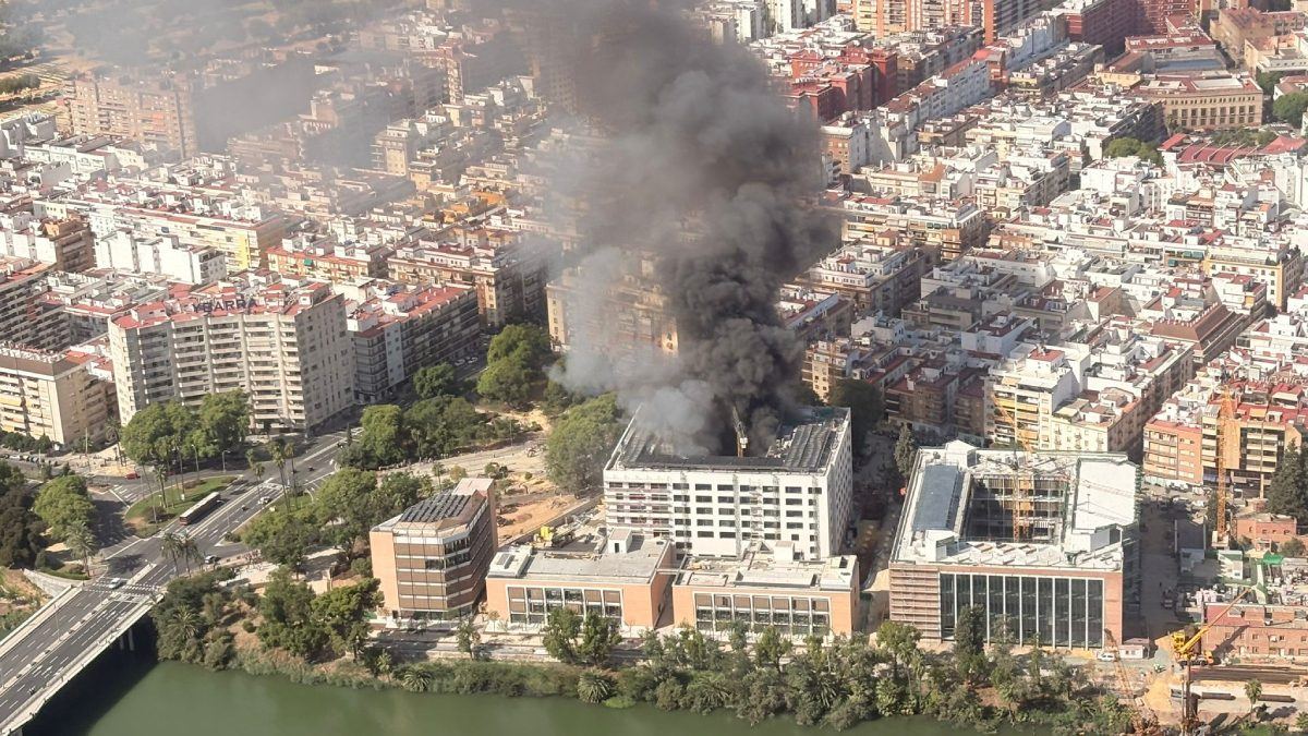 Cinco trabajadores heridos tras el espectacular incendio en las obras del futuro hotel de la antigua fábrica de tabacos de Lo