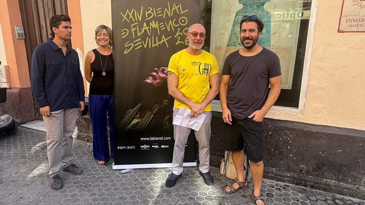 La calle Feria se convierte en galería al aire libre con veinte obras de flamenco en sus escaparates
