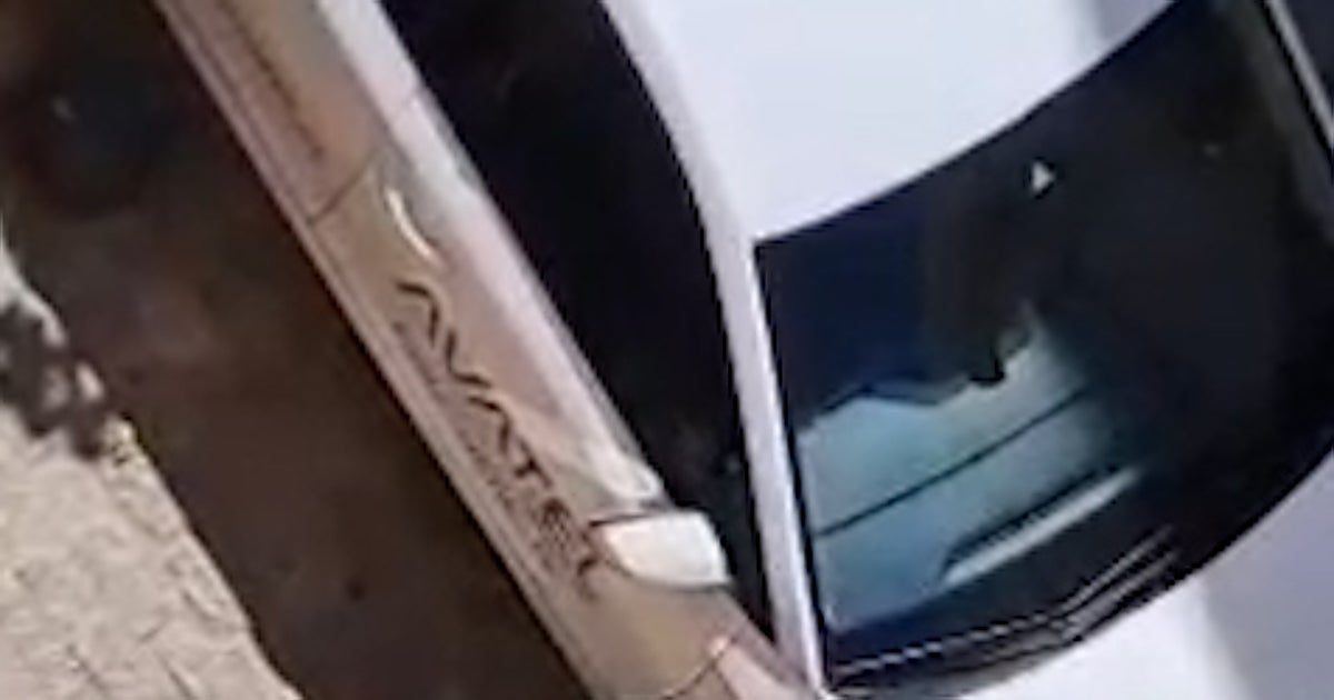 Detenido en el centro de Sevilla un hombre que lanzaba cuchillos y gritaba «viva ETA» mientras destrozaba un piso de lujo