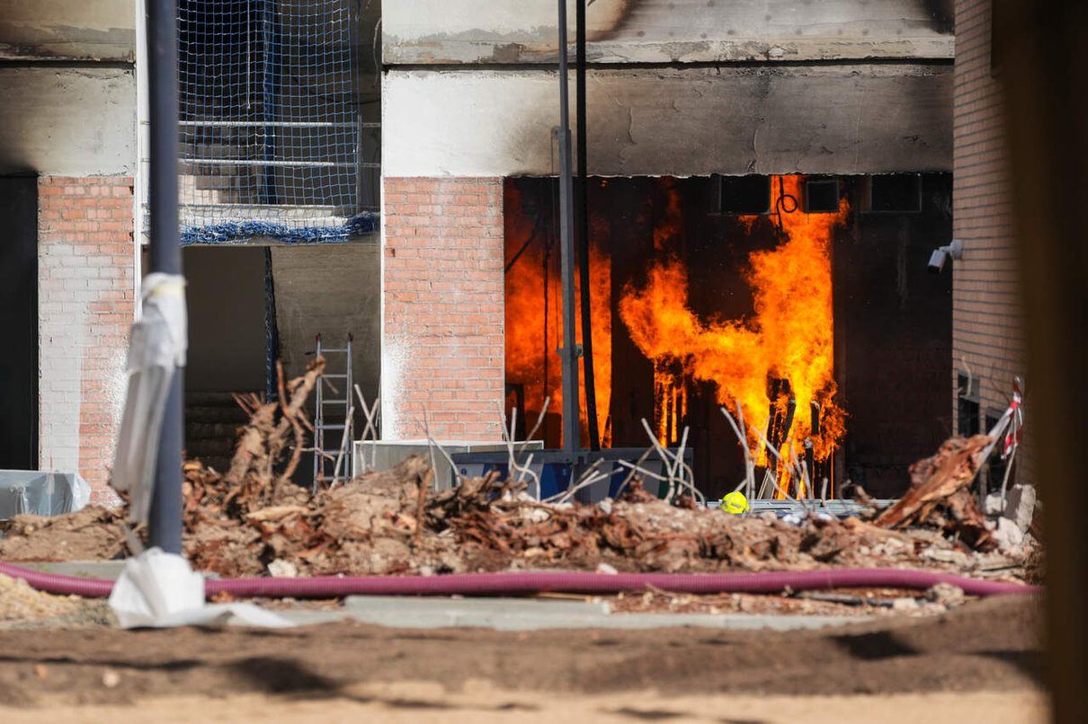 El fuego siembra el pánico en el antiguo Altadis de Sevilla y deja cinco trabajadores heridos