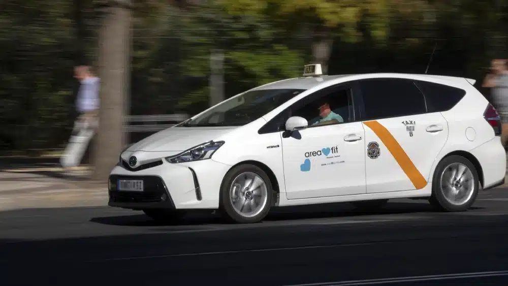 Un taxista de Sevilla sobrevive a 16 puñaladas de un cliente y conduce herido hasta la comisaría para pedir ayuda