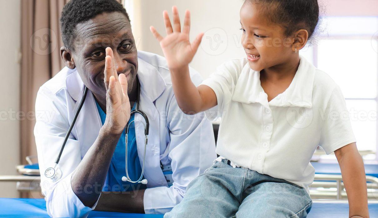 Sol tiene cuatro años, una enfermedad que solo padecen diez niños en el mundo y unos padres que no se rinden