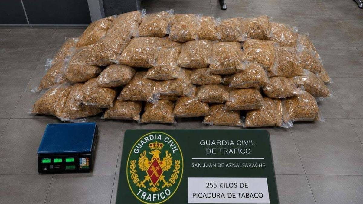 La Guardia Civil descubre 255 kilos de tabaco de contrabando ocultos en una furgoneta en Camas